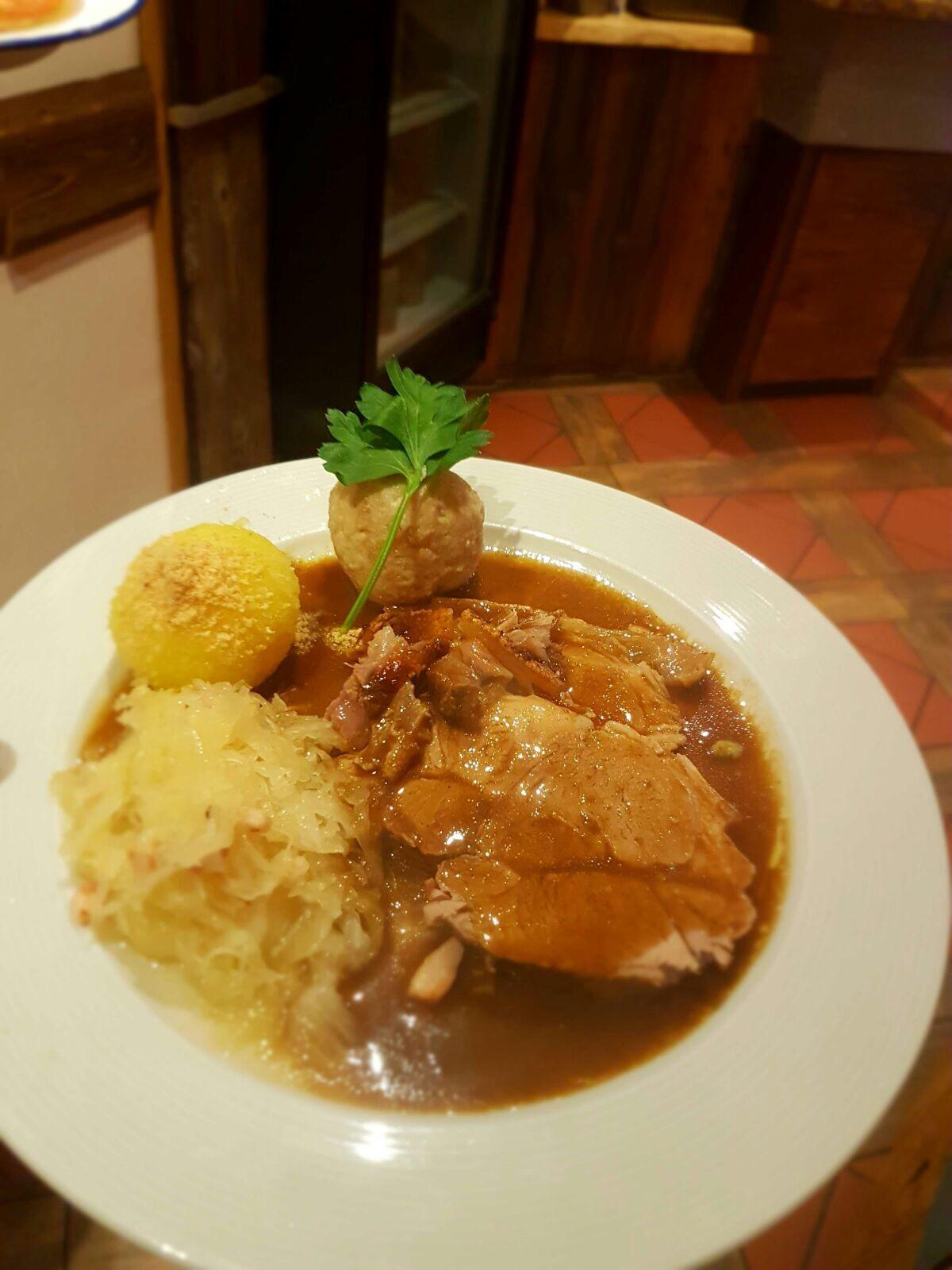 Schweinebraten mit Knödel und Sauerkraut - Goldener Engel